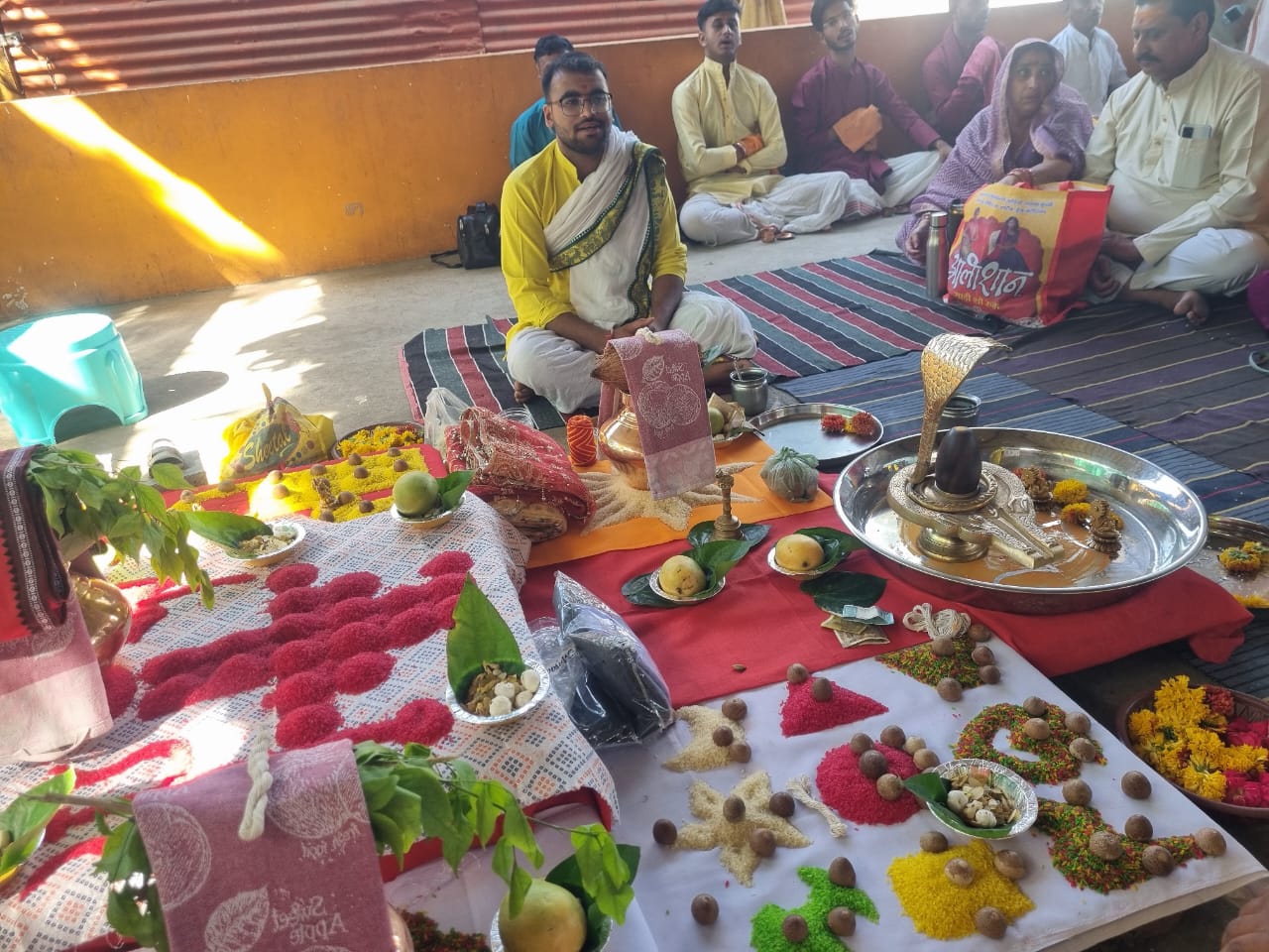 पंडित अनुष्ठान करते हुए